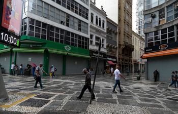 Área comercial de Sao Paulo con varias tiendas cerradas. La economía de Brasil entró en recesión, según datos oficiales.