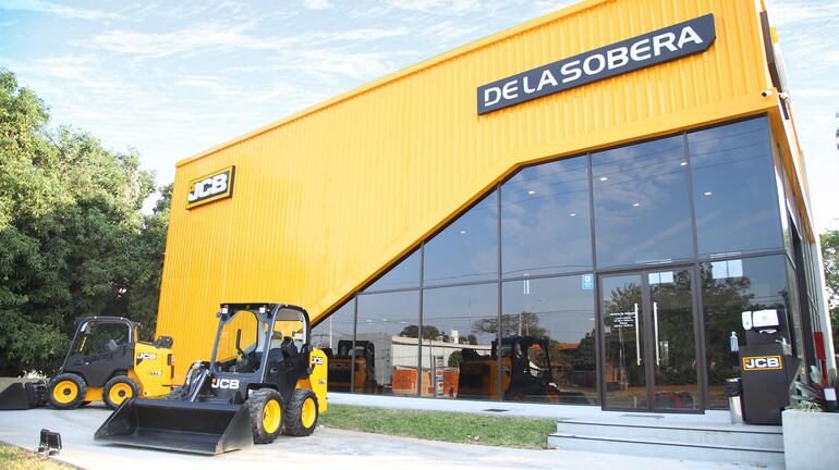 Local de JCB, donde los clientes encuentran todo tipo de maquinaria.