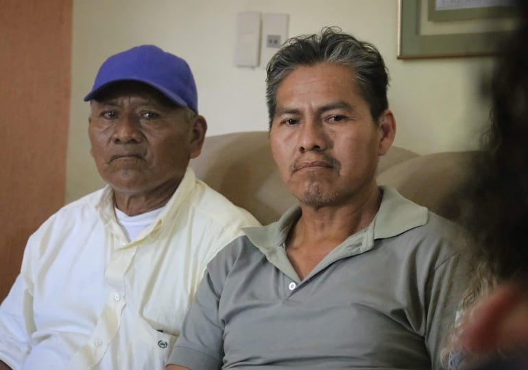 El aspirante a la Cámara Baja por el Partido Socialista Democrático Herederos Rofino González (i) y el candidato a la Junta Departamental por el departamento de Boquerón, Samuel Maciel, posan para una fotografía el 27 de marzo de 2023, en Asunción, (Paraguay).