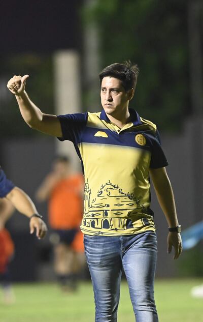 El entrenador José Arrúa levanta el pulgar para responder el saludo por parte de los hinchas de Trinidense.