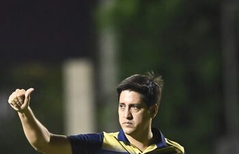 El entrenador José Arrúa levanta el pulgar para responder el saludo por parte de los hinchas de Trinidense.