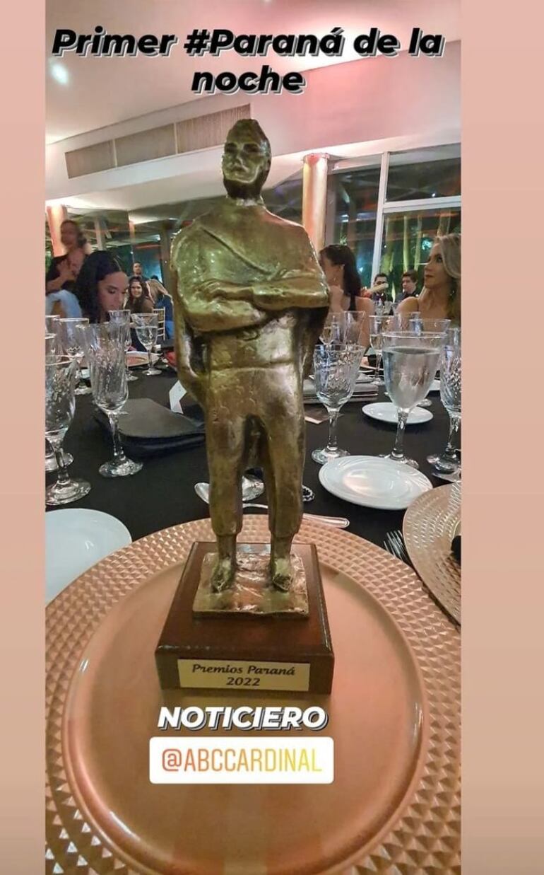 Carlos Troche recibió la primera estatuilla de la noche, el pasado sábado. (Captura de la historia de Instagram de Carlos Troche)