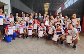 Los atletas que fueron homenajeados por la Junta Municipal de Asunción.