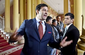 El senador Silvio “Beto” Ovelar en una de sus frecuentes visitas al presidente Mario Abdo, en Palacio de López. Es uno de los políticos más influyentes en Caaguazú. Aspira a presidir la ANR.