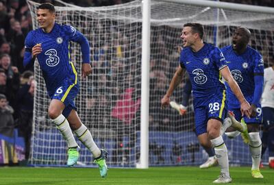 Thiago Silva (i) arranca el festejo tras el gol que sentenció el partido a favor del Chelsea.