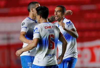 Jugadores de Universidad Católica celebran hoy tras el final del partido contra Argentinos Juniors por el Grupo F de la Copa Libertadores, en el Estadio Diego Armando Maradona, en Buenos Aires (Argentina).