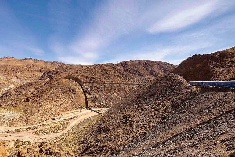El "Tren a las Nubes", tercer ferrocarril de pasajeros más elevado del mundo, que alcanza los 4.186 metros sobre el nivel del mar en el viaducto "La Polvorilla", cercano a la precordillera de los Andes. 