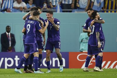 Julián Álvarez (i) de Argentina celebra un gol hoy, en un partido de la fase de grupos del Mundial de Fútbol Qatar 2022 entre Polonia y Argentina en el Estadio 974 en Doha (Qatar).