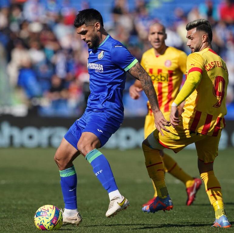 Omar Alderete en acción durante el partido de ayer ante Girona.
