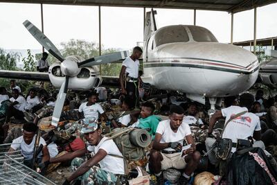 Soldados de la Fuerza de Defensa de Tigray se protegen de la lluvia en Mekele, la capital de la región de Tigray, Etiopía.