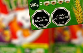 “Alto en azúcares” y “alto en calorías” son dos expresiones utilizadas en este tipo de etiquetado.