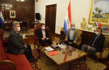 El vicepresidente de la República, Hugo Velázquez (centro) en el encuentro con los directivos de la Unión Industrial Paraguaya (UIP).