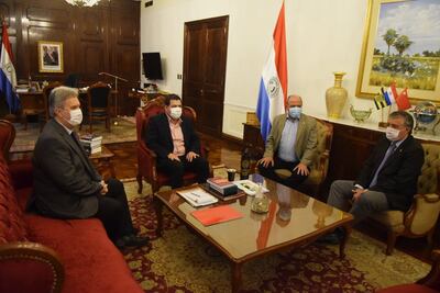 El vicepresidente de la República, Hugo Velázquez (centro) en el encuentro con los directivos de la Unión Industrial Paraguaya (UIP).