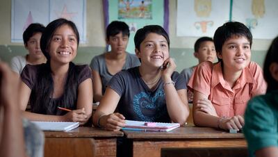 La directora Tatiana Huezo muestra la violencia desde la mirada inocente de tres niñas que atraviesan por facetas de su crecimiento en un violento contexto.
