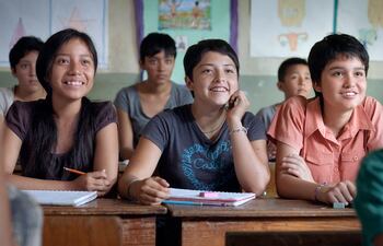 La directora Tatiana Huezo muestra la violencia desde la mirada inocente de tres niñas que atraviesan por facetas de su crecimiento en un violento contexto.