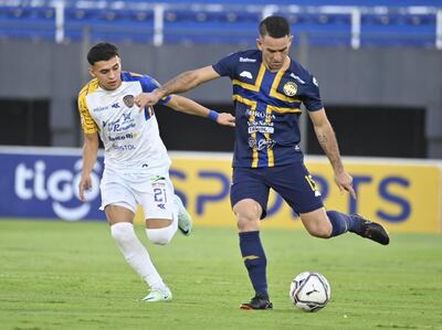 José Báez de Trinidense (d) y Sebastián Ruiz Díaz de Luqueño (i), en el enfrentamiento en el Defensores del Chaco.