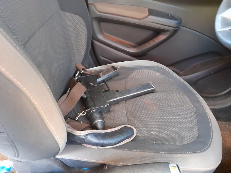 Una de las potentes armas que fue abandonada por los delincuentes.