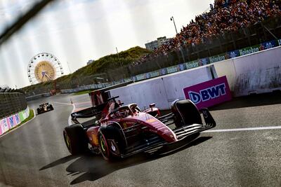El Ferrari del monegasco Charles Leclerc en el circuito de Zandvoort durante el segundo ensay libre del Gran Premio de los Países Bajos.