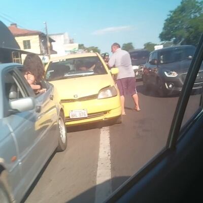 Un taxista de la paranda N° 16 de Itauguá chocó y se dio a la fuga, según un vídeo que fue viralizado en las redes sociales.