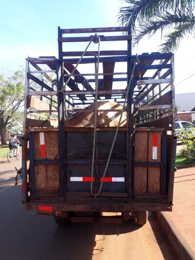 El vehículo con los animales quedó incautado en la comisaría local.