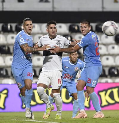 Guillermo Paiva intenta superar la marca de Gustavo Villamayor (27) y Alexander Quintana, este fue expulsado en el equipo de Resistencia, en el partido del domingo.