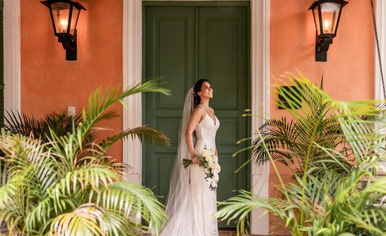El vestido de la novia fue traído desde España. Un traje diseñado y confeccionado por Rosa Clará.