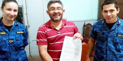 Nilson Salinas, con la barba crecida durante su encarcelamiento, aparece sonriente junto a dos suboficiales de la Agrupación Especializada, tras recibir su oficio de libertad.