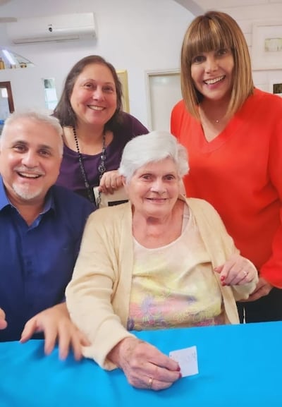 La hermosa doña Ana María celebró feliz sus 88 años rodeada de sus hijos Héctor, Mariana y Pelusa Rubin.