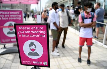 Personas hacen cola para el London Eye a lo largo del Southbank en Londres, Reino Unido.