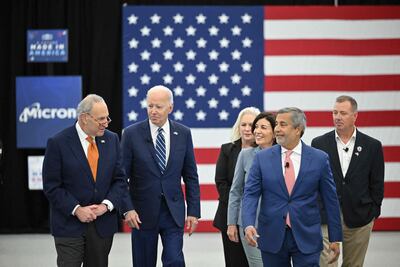 El presidente estadounidense, Joe Biden (en el medio), y el líder de la mayoría demócrata del Senado, Chuck Schumer (primero de la izquieda), hablaron este jueves sobre las elecciones legislativas del 8 de noviembre sin darse cuenta de que había un micrófono encendido.