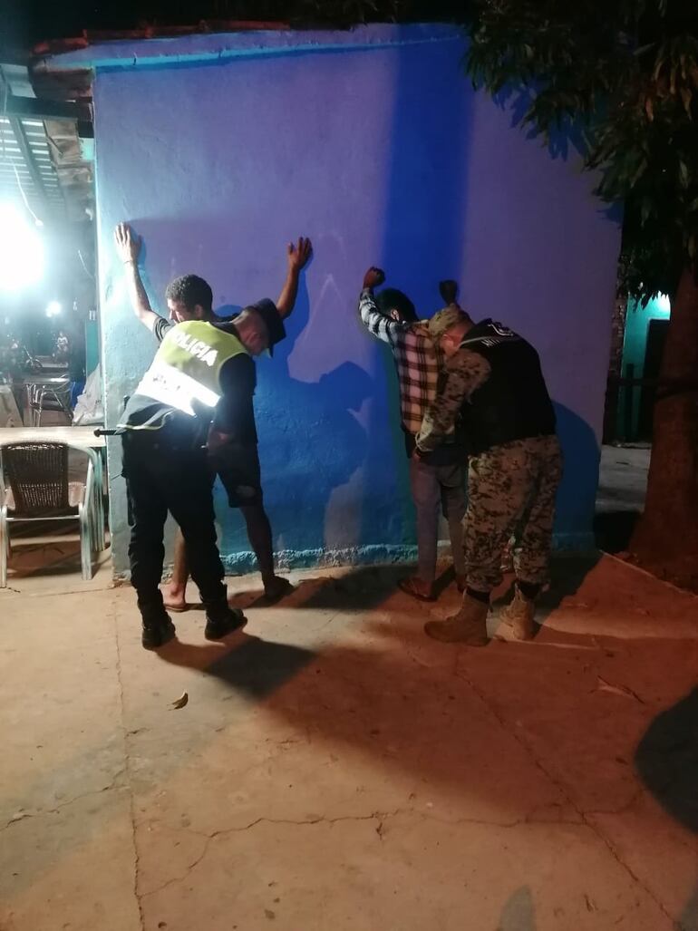 Agentes de la comisaría 54 de San Lorenzo retuvieron a más de 20 adictos en la comisaría.