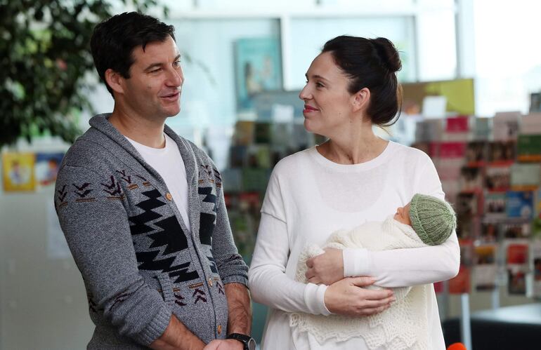 En esta foto del 2018, la primera ministra de Nueva Zelanda Jacinda Ardern y su pareja Clarke Gayford posan con su beba recién nacida Neve Te Aroha Ardern Gayford en Auckland.