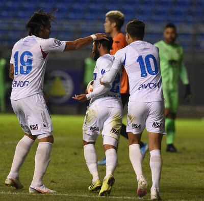 Los tres goleadores en el triunfo de Nacional. Ronaldo Báez es congratulado por Guillermo Beltrán (19) y Danilo Santacruz (10).