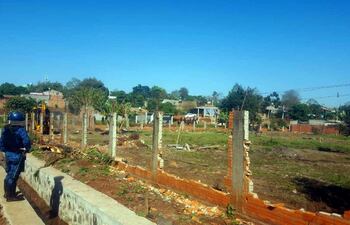 Los invasores destruyeron por completo la muralla del inmueble ajeno.