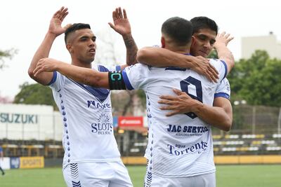Festejo de los jugadores de Ameliano tras el primer gol anotado por Caballero