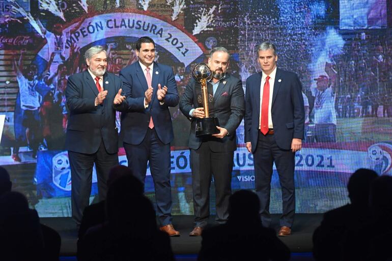 El directivo azulgrana Ariel Martínez recibió anoche el trofeo de campeón del torneo Clausura, en medio de Sosa Jovellanos, Harrison y Díaz de Vivar.

