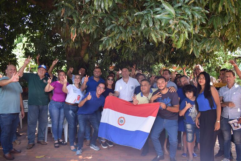 Los líderes abrazan la bandera paraguaya anhelando a que llegue el cambio en el Paraguay.