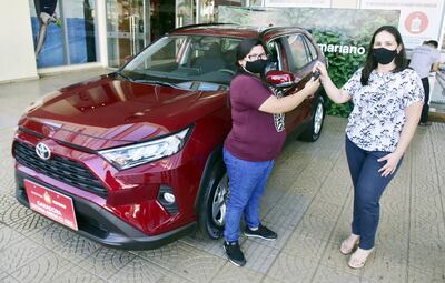 Natalia Arrúa Morel y Elena Peña, en la entrega del Toyota Rav 4.