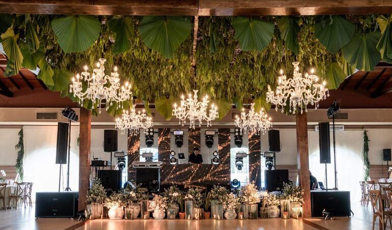 La fiesta fue decoradora con arreglos de flores naturales, follaje y otros detalles por Emece Eventos.
