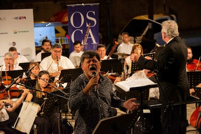 Ricardo Flecha junto a la OSCA en un cuadro que se repetirá esta noche en el barrio Sajonia.