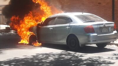 Momento en el que el vehículo se incendió en la tarde de este sábado.
