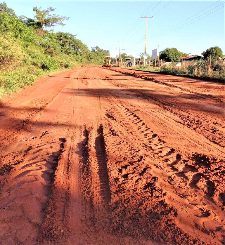 Varias compañía aguardan que las autoridades se ocupen de reparar el camino que conduce a Aguai'y