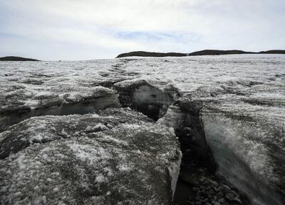 El glaciar Collins, que rodea la Base Científica Antártica Artigas de Uruguay, muestra el deshielo causado por el cambio climático.