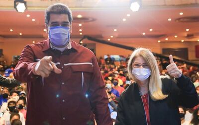 El dictador venezolano Nicolás Maduro acompañado de su esposa, Cilia Flores, durante un acto en Caracas. (EFE)