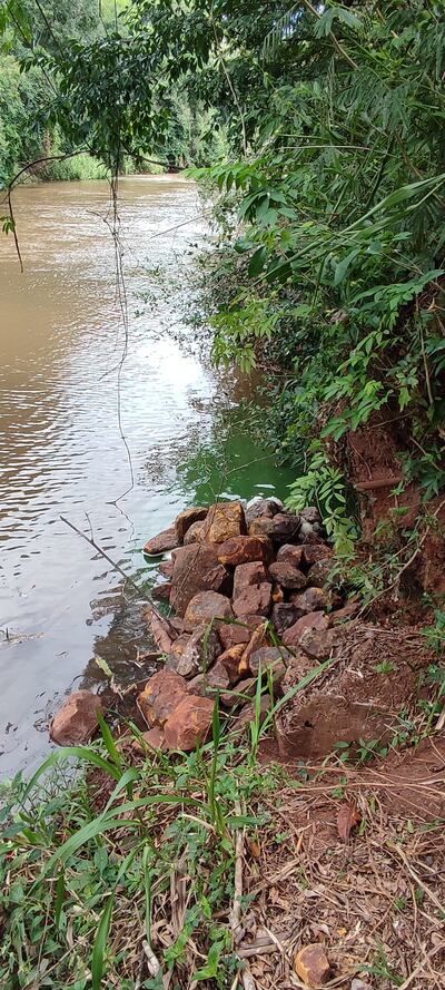 Arroyo Capi-ibary, margen derecha, se observa un líquido verde oscuro que ingresa al curso de agua, y espuma.