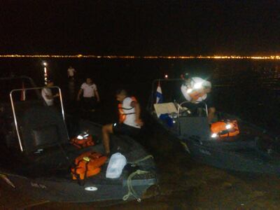 Botes de la Prefectura Naval que rescataron a los tripulantes de la embarcación que sufrió el percance.