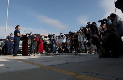 La capital Captain Jo-Ann F. Burdian, de la guardia costera de Miami, explica detalles de la búsqueda de al menos 39 personas.