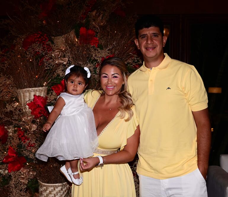 Norma Fariña, Alani Marecos y Fernando Marecos en el Yacht y Golf Club Paraguayo.