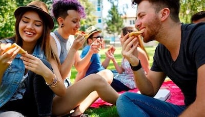 Los jóvenes deben incorporar en su rutina hábitos saludable, una alimentación sana, con alimentos frescos y variados, la práctica de deportes y el buen descanso.