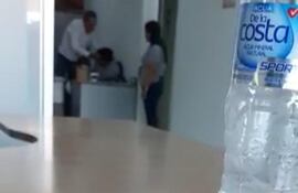 Captura del video en que se observa que un hombre golpea varias veces en la cabeza a un hombre. El agresor sería Juan Denis Caballero, gerente comercial de Copetrol, según la denuncia.